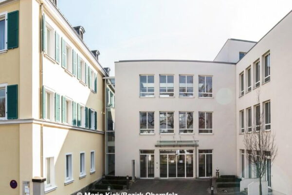 Moderner Anbau am bestehenden Verwaltungsgebäude des Bezirks Oberpfalz in Regensburg