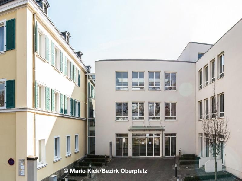 Moderner Anbau am bestehenden Verwaltungsgebäude des Bezirks Oberpfalz in Regensburg