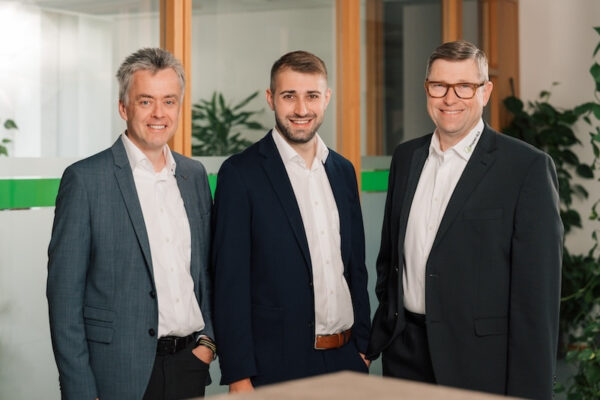 Die Geschäftsführer Jörg Retzer und Jürgen Brunner von Projekt-HLS in Weiden mit dem neu ernannten Prokuristen Maximilian Brunner in der Mitte.