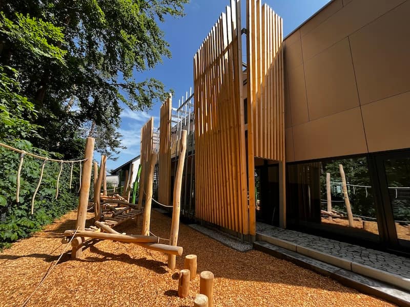 Ansicht Neubau Kinderhort Ezelsdorf mit Spielplatz im Vordergrund