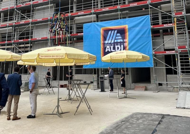 Richtfest bei Aldi Sued in Nürnberg. Neubauprojekt Äußere Sulzbacher Strasse