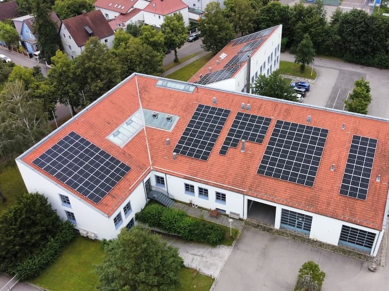 Luftaufnahme Photovoltaikanlage auf dem Dach des Bayerischen Landesamts für Maß und Gewicht in Augsburg