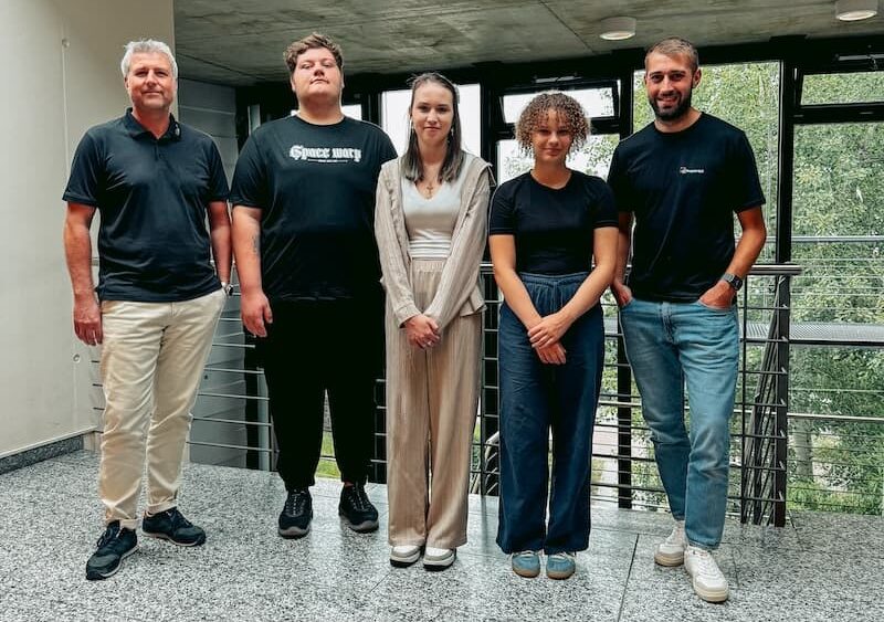 Gruppenbild mit den neuen Azubis 2024 bei Projekt HLS in Weiden