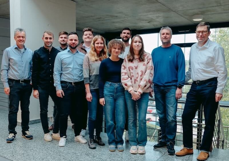 Gruppenbild mit den neuen Mitarbeitenden bei Projekt-HLS