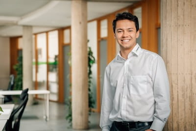 Projektleiter Planung HLS bei Projekt-HLS in Weiden im Büro. Lehnend an einer Betonsäule.